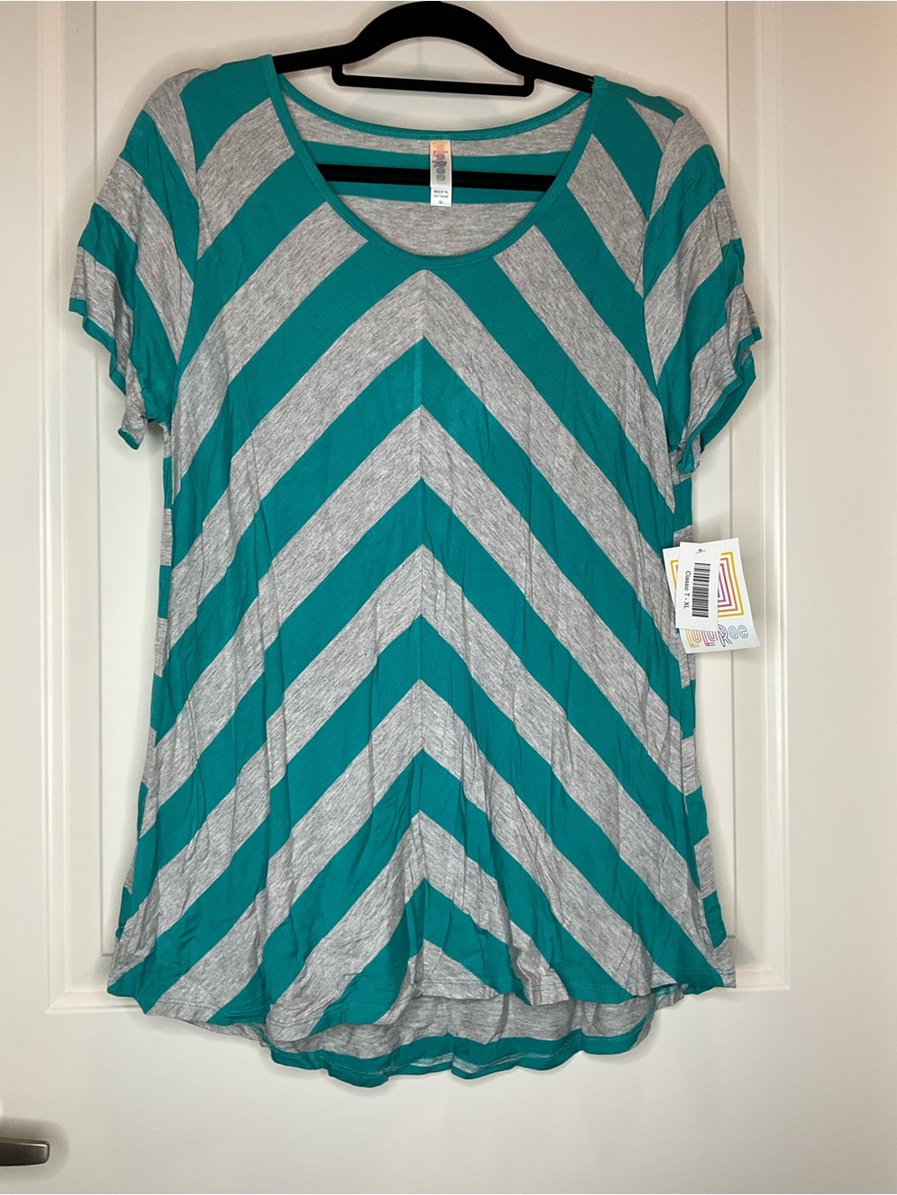LuLaRoe Classic Teal and Gray Chevron Short Sleeve Tee XL